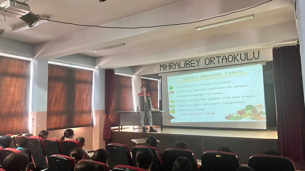 Kars’ta ortaokul öğrencilerine organik tarım eğitimi verildi
