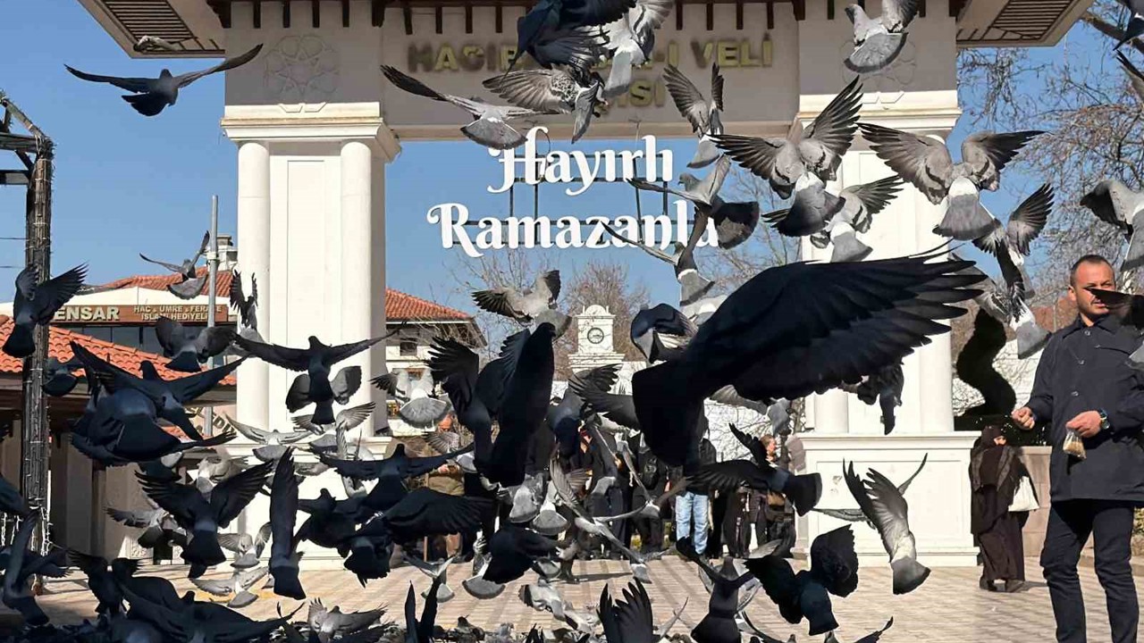 Ramazan ayının ilk cumasında Hacı Bayram Veli Camii doldu taştı
