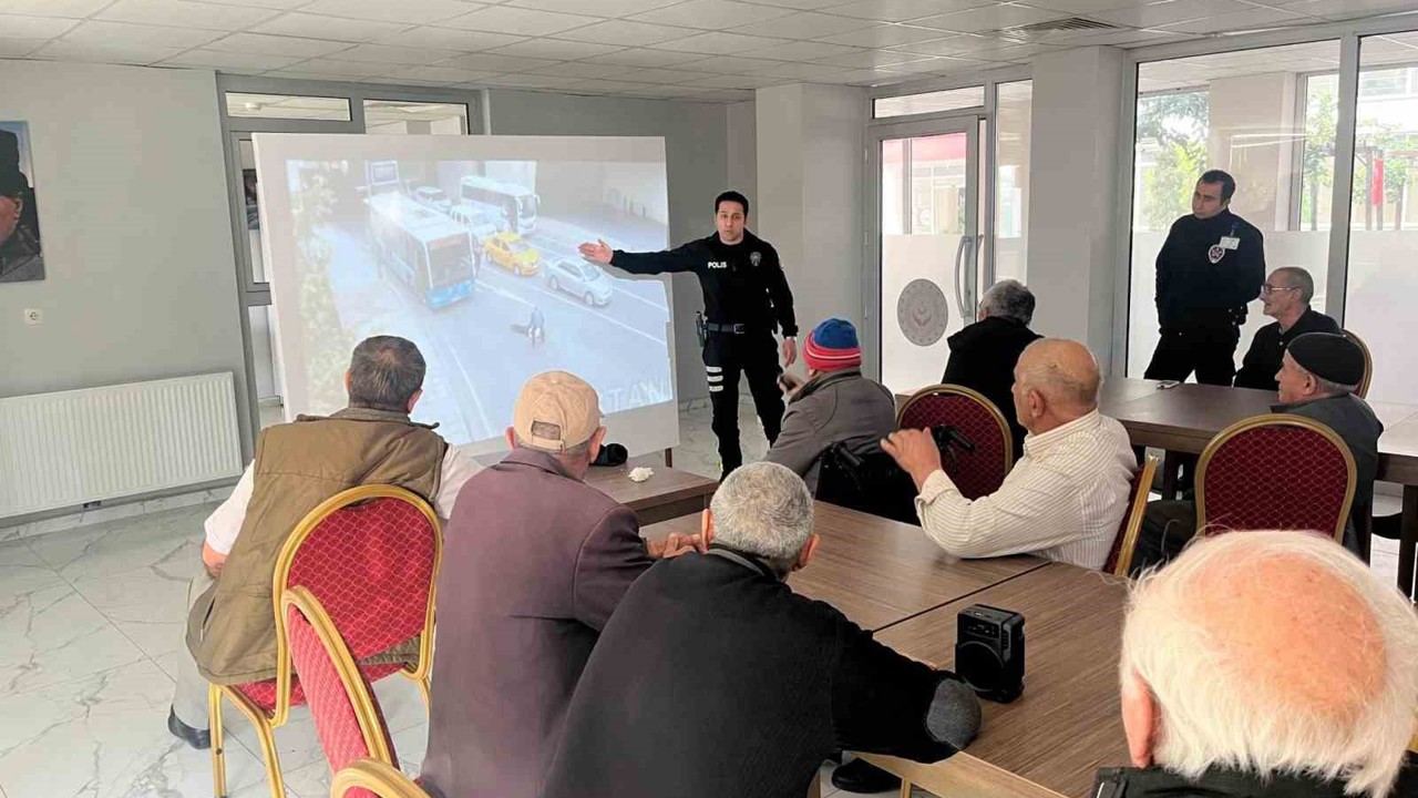 Kars’ta yaşlılara trafik eğitimi verildi
