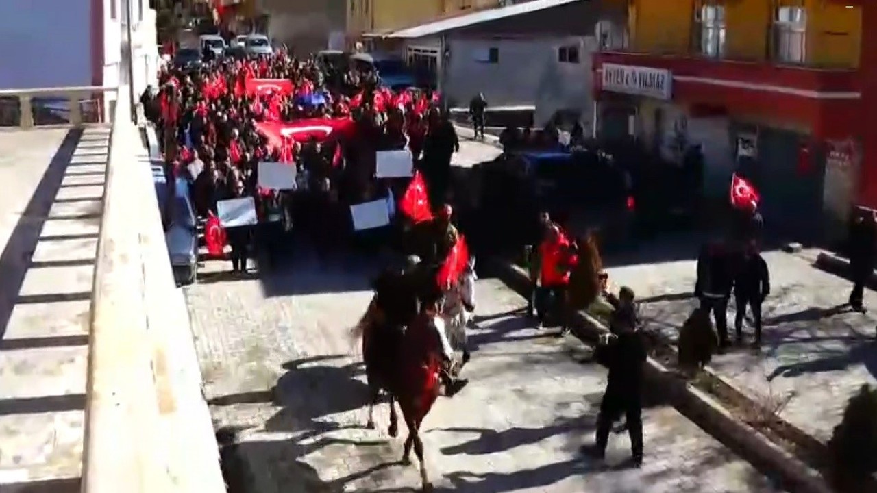 Tercan’da Kaymakam Duman’a şemsiye tartışması sonrası destek yürüyüşü

