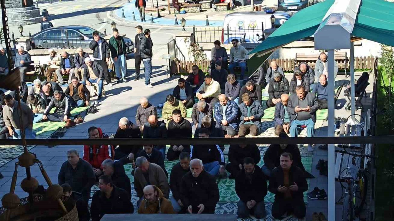 Devrek Ramazan ayının ilk Cuma namazı kılındı
