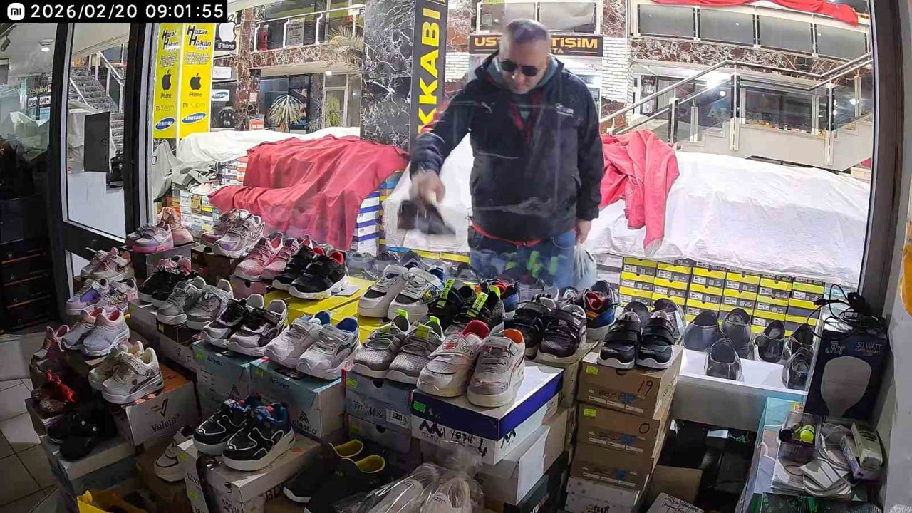 Önce beğendi ardından poşete koyup çaldı
