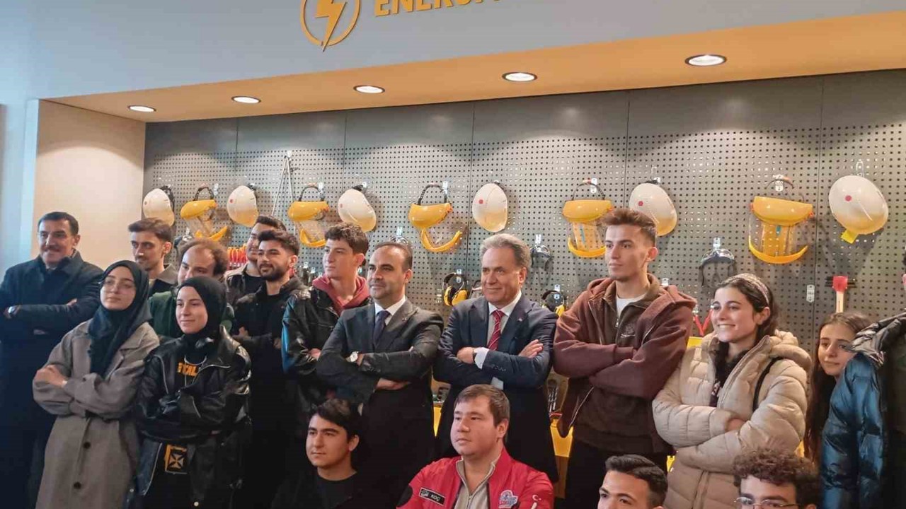 Bakan Kacır, İnönü Üniversitesi’nde Milli Teknoloji Atölyesi’nin açılışını yaptı
