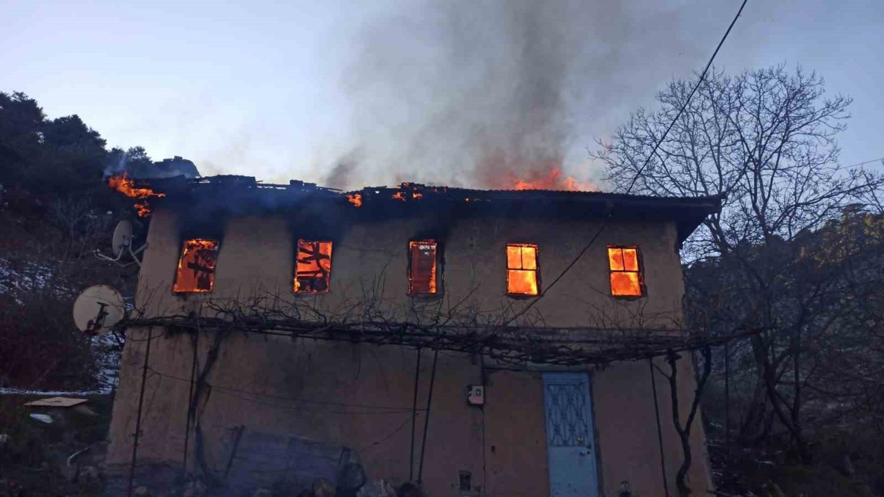 Yaşlı kadın evinde çıkan yangında hayatını kaybetti
