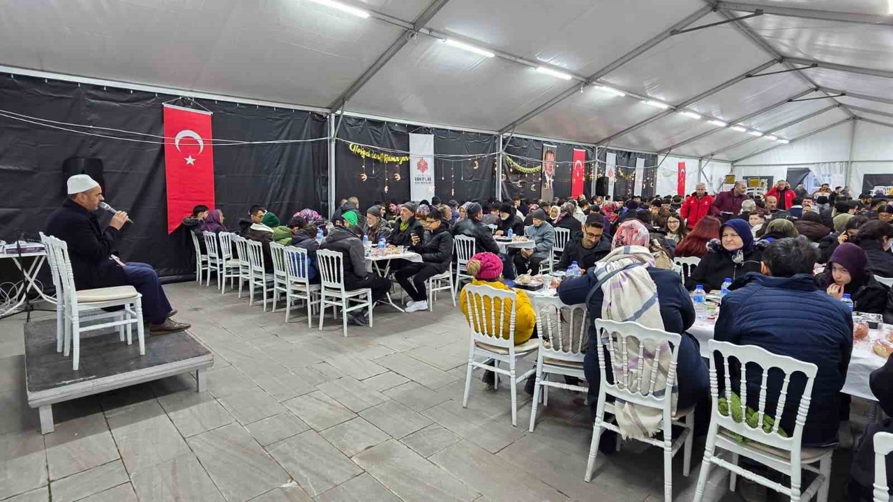 Asırlık vakıf geleneği yüzlerce vatandaşı aynı sofrada buluşturdu
