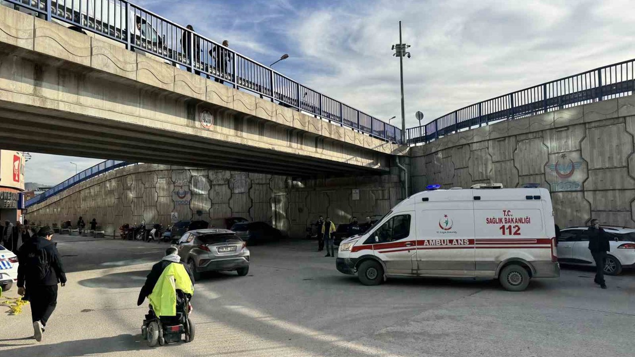 Köprüde can pazarı: Tutunamayınca yere düştü
