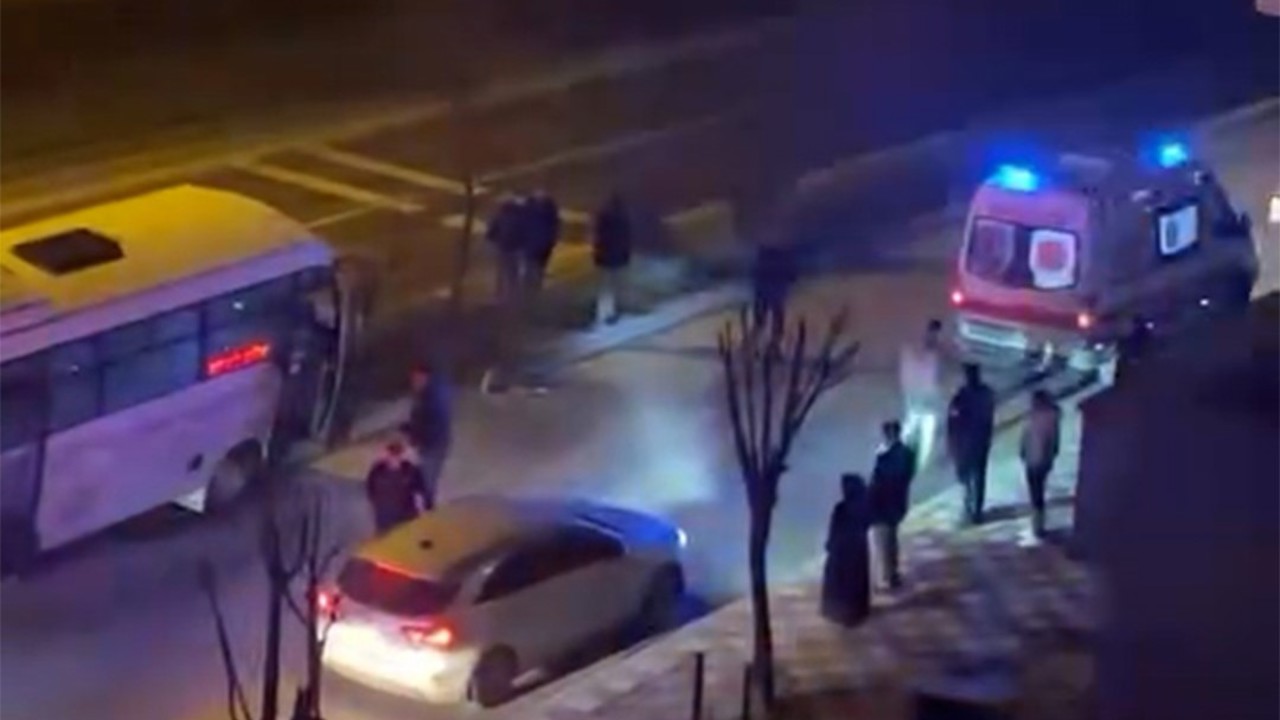 Bolu’da kontrolden çıkan halk otobüsü refüje çıktı, ağaca çarparak durabildi
