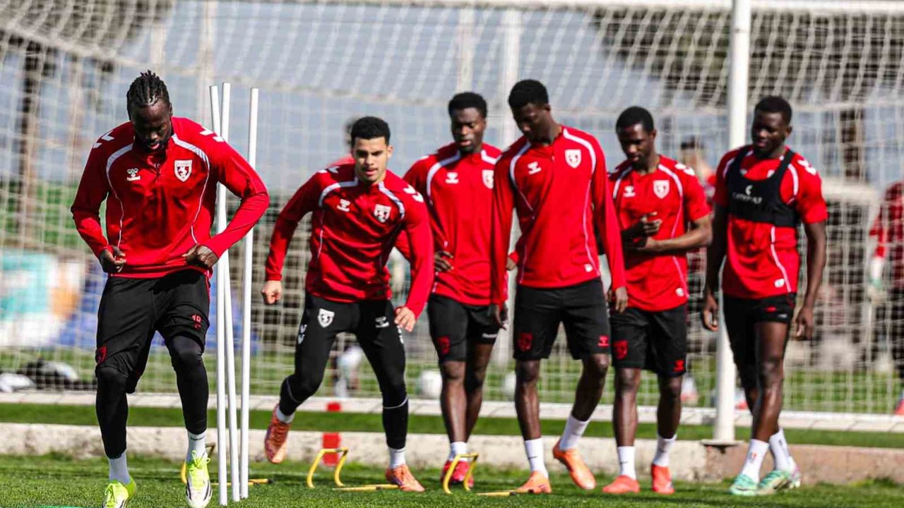 Samsunspor, Fatih Karagümrük deplasmanında galibiyet arıyor
