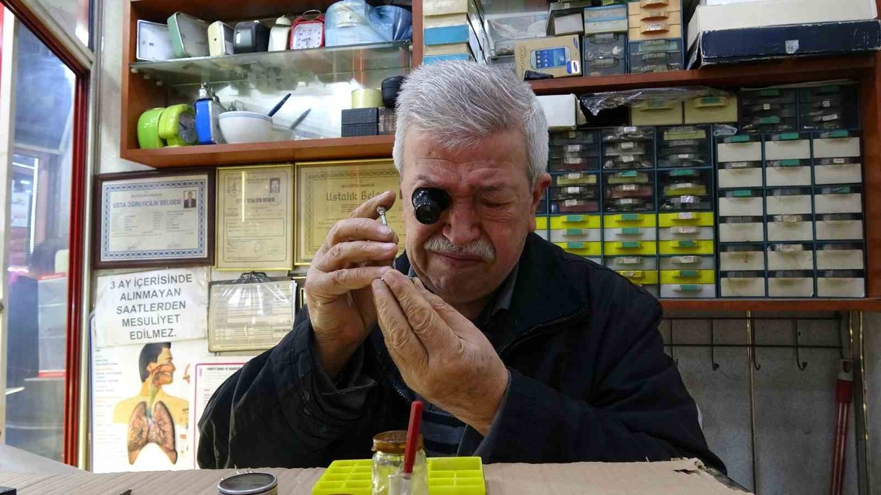Üç metrekarelik dükkanda 60 yıldır zamana ince ayar veriyor

