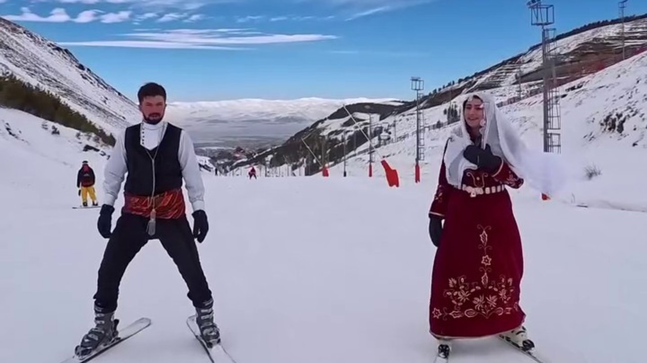 Palandöken’de renkli görüntüler: Pistler geceleri rengarenk oldu, Dadaş kıyafetiyle zirveden kaydılar
