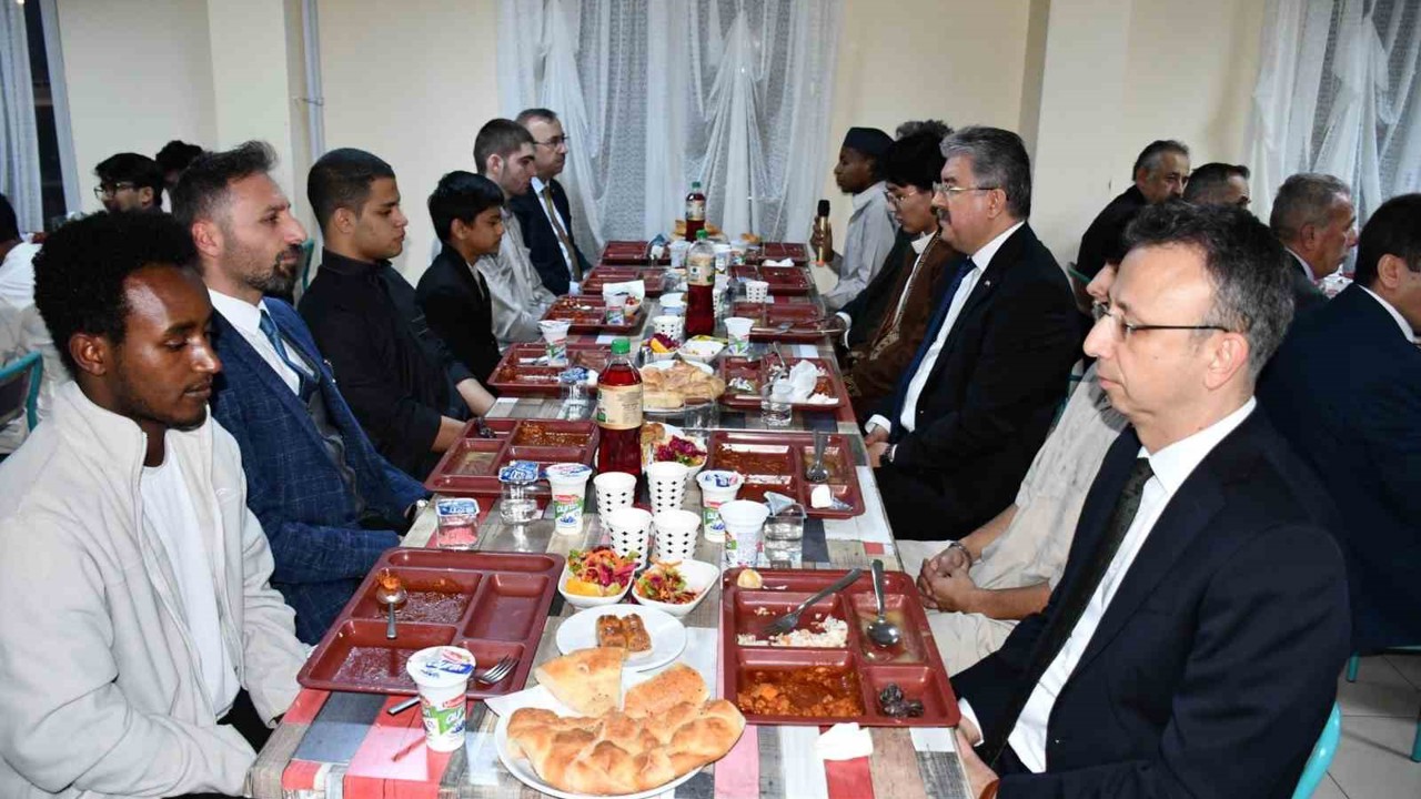 İftarda uluslararası öğrencilerle bir araya gelindi
