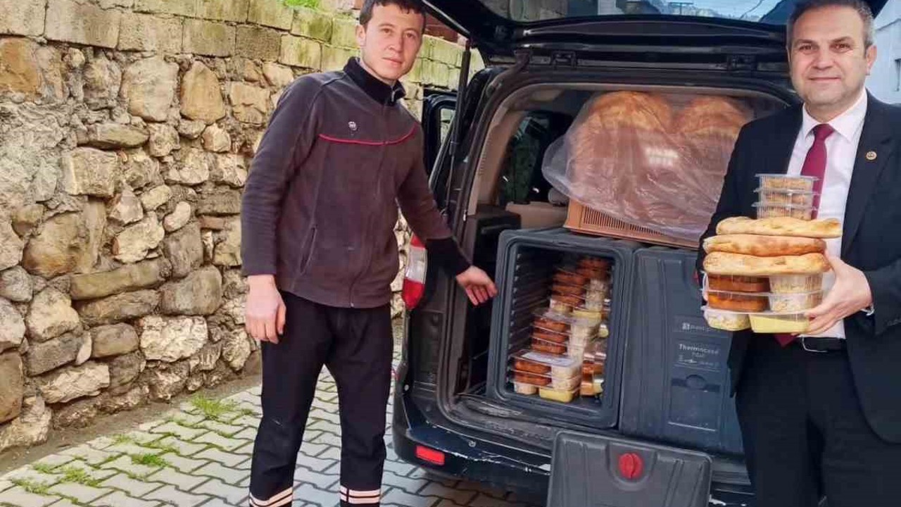 Bilecik’te vatandaşların kapısına sıcak yemek ulaştırıldı
