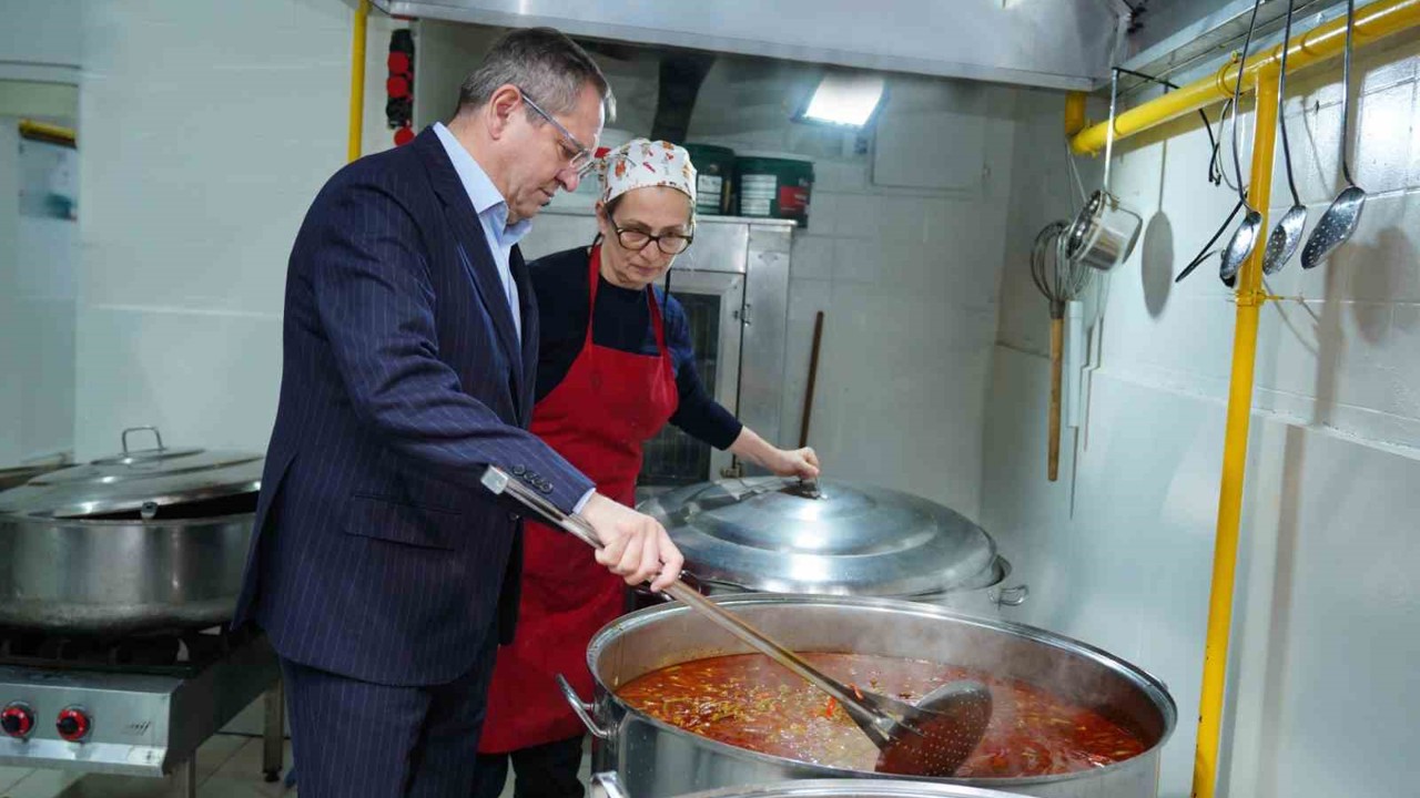 Ayvalık Belediye Başkanı Mesut Ergin: "Ramazan paylaşmaktır."
