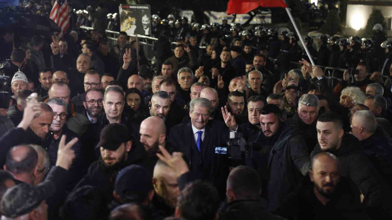 Arnavutluk’ta hükümet karşıtı protestocular ile polis arasında çatışma

