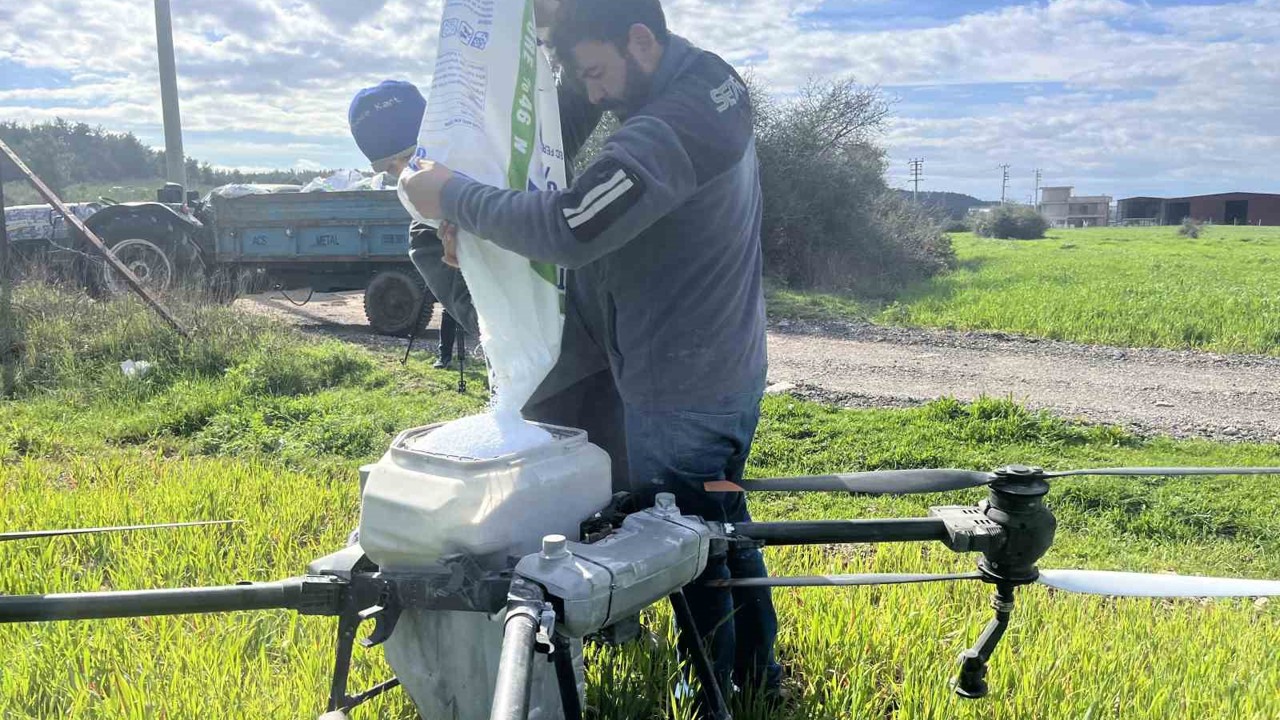 Yağmurdan çamura dönen tarlalarda çiftçi çözümü dronda buldu

