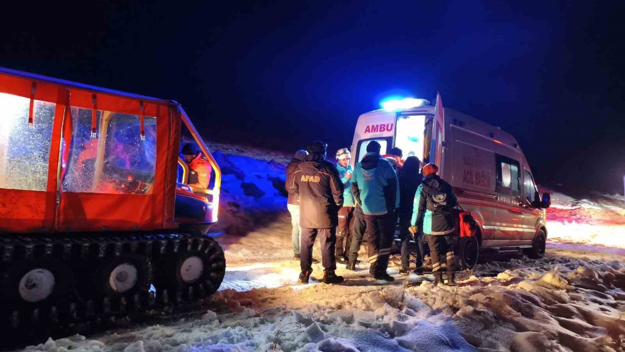 Mahsur kalarak donma tehlikesi geçiren 3 işçiyi ekipler kurtardı
