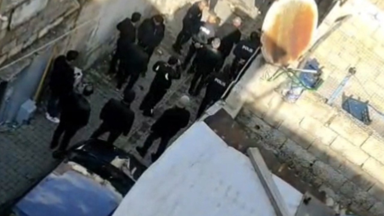 Hırsızlık için eve giren üvey kardeşin boğmaya çalıştığı kadın hastanede hayatını kaybetti
