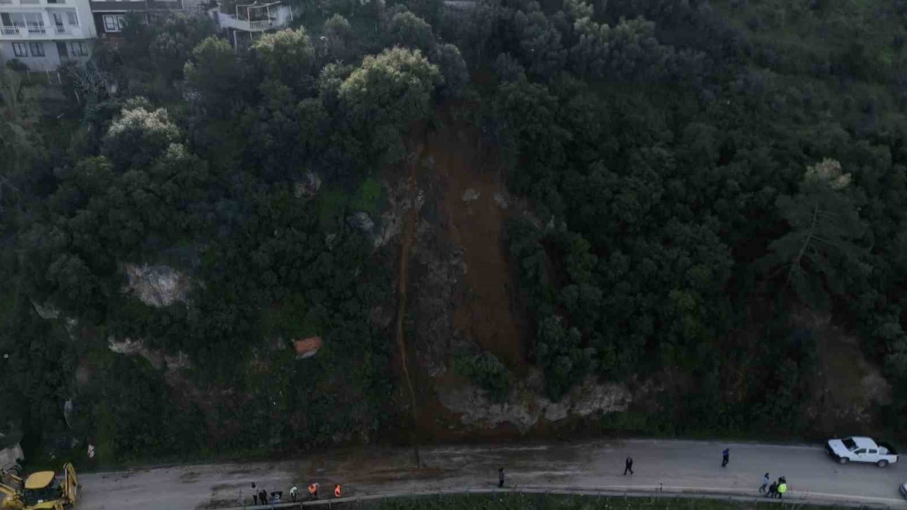 Bursa’da heyelan bölgesi temizlendi...Kayan bölge dron ile görüntülendi
