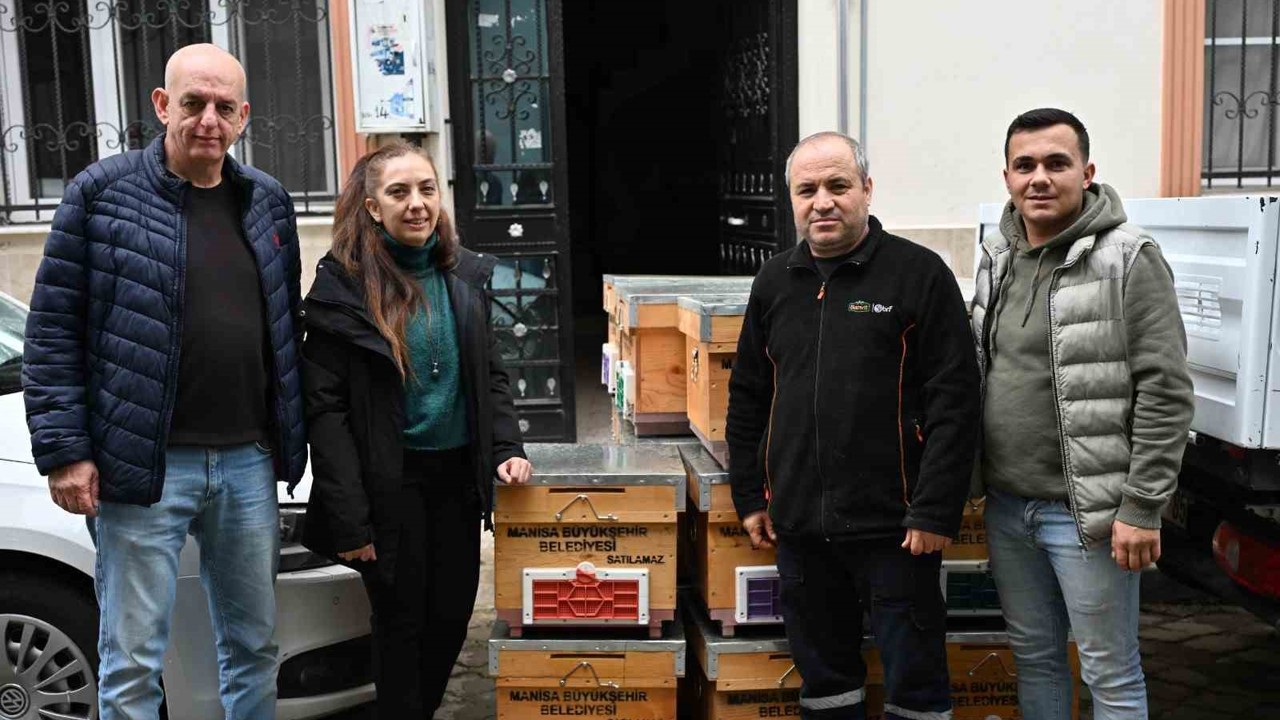Manisa Büyükşehir’den sel mağduru arıcıya kovan desteği
