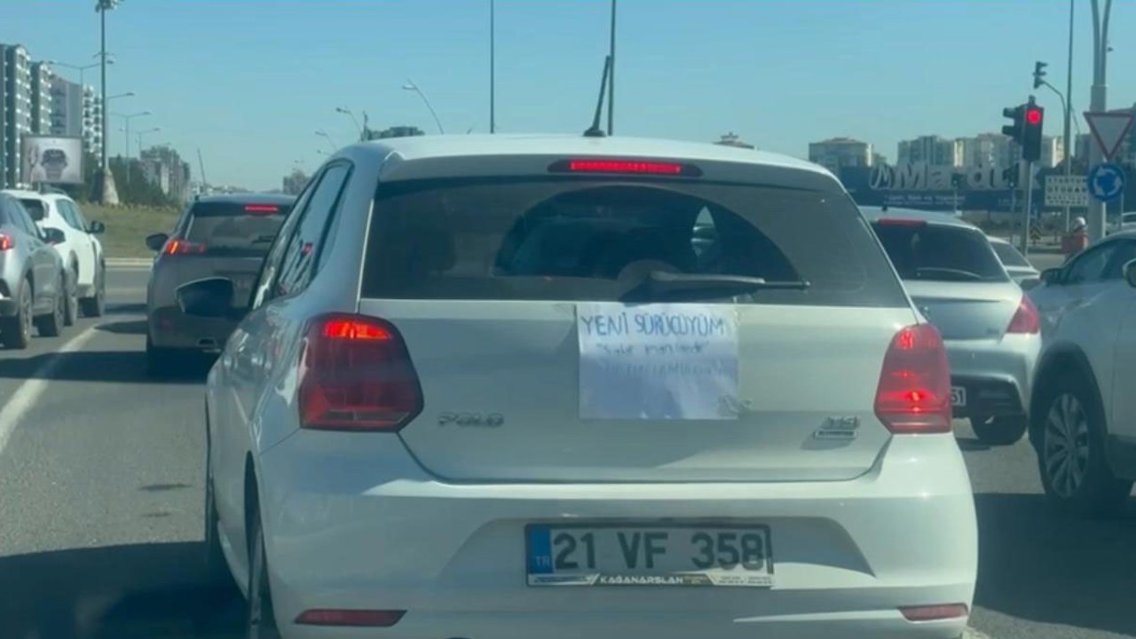 Diyarbakır’da kadın sürücü ’yeni sürücüyüm, sabır imandandır’ yazısıyla trafiğe çıktı
