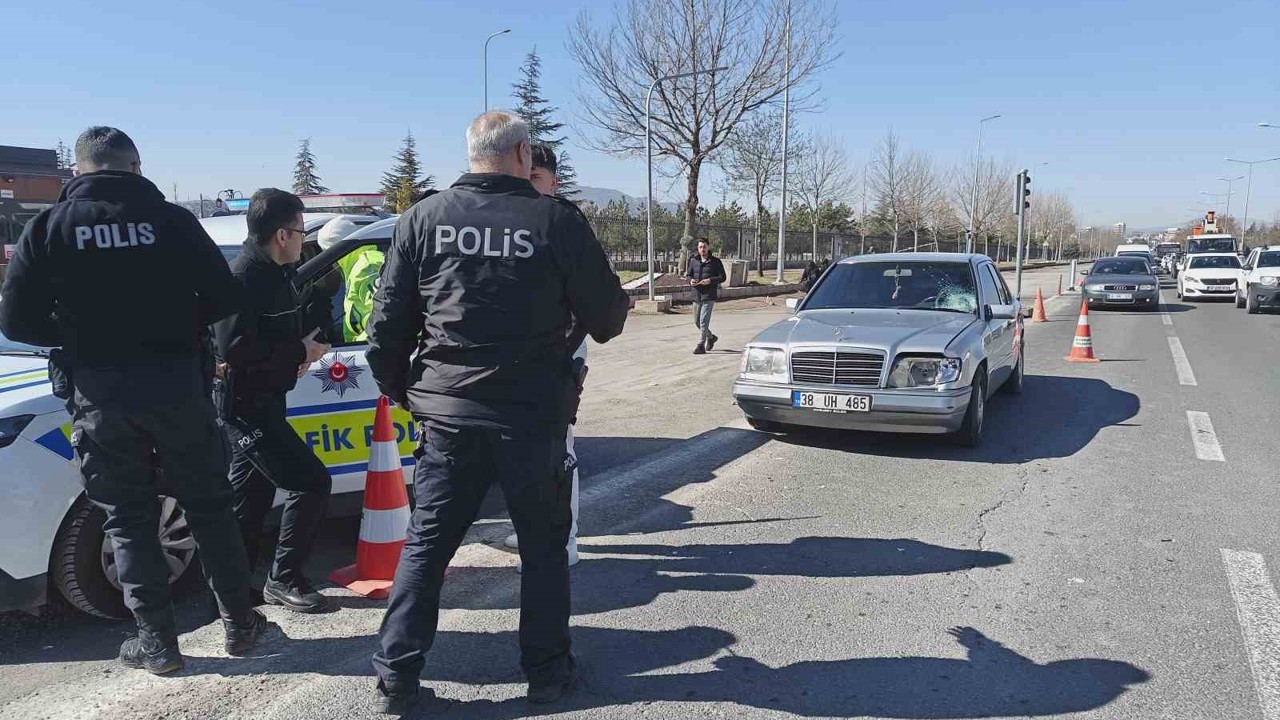 Otomobilin çarptığı 15 yaşındaki çocuk ağır yaralandı
