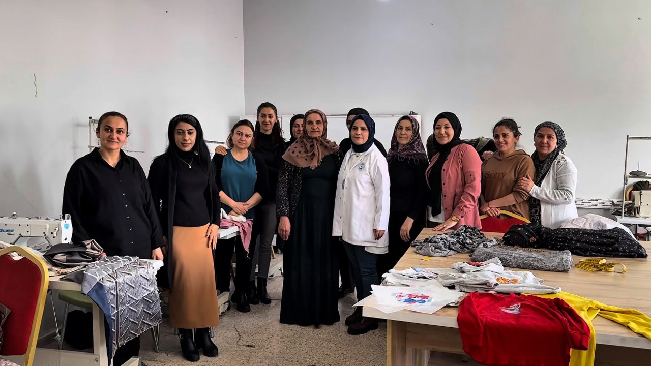 Yüksekova’da kadınlar dikiş-nakış kursuyla hem meslek ediniyor hem sosyalleşiyor
