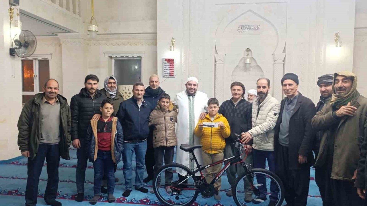 Çermik’te başarılı öğrencilere bisiklet ve akıllı saat hediye edildi
