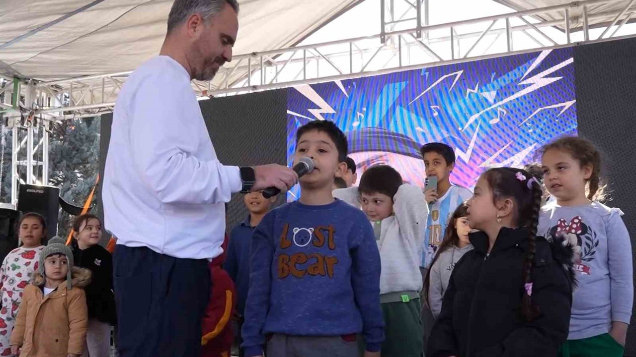 Ramazan Sokağı’nda renkli görüntüler: Sahneye çıkan çocuklar ilahiler seslendirdi
