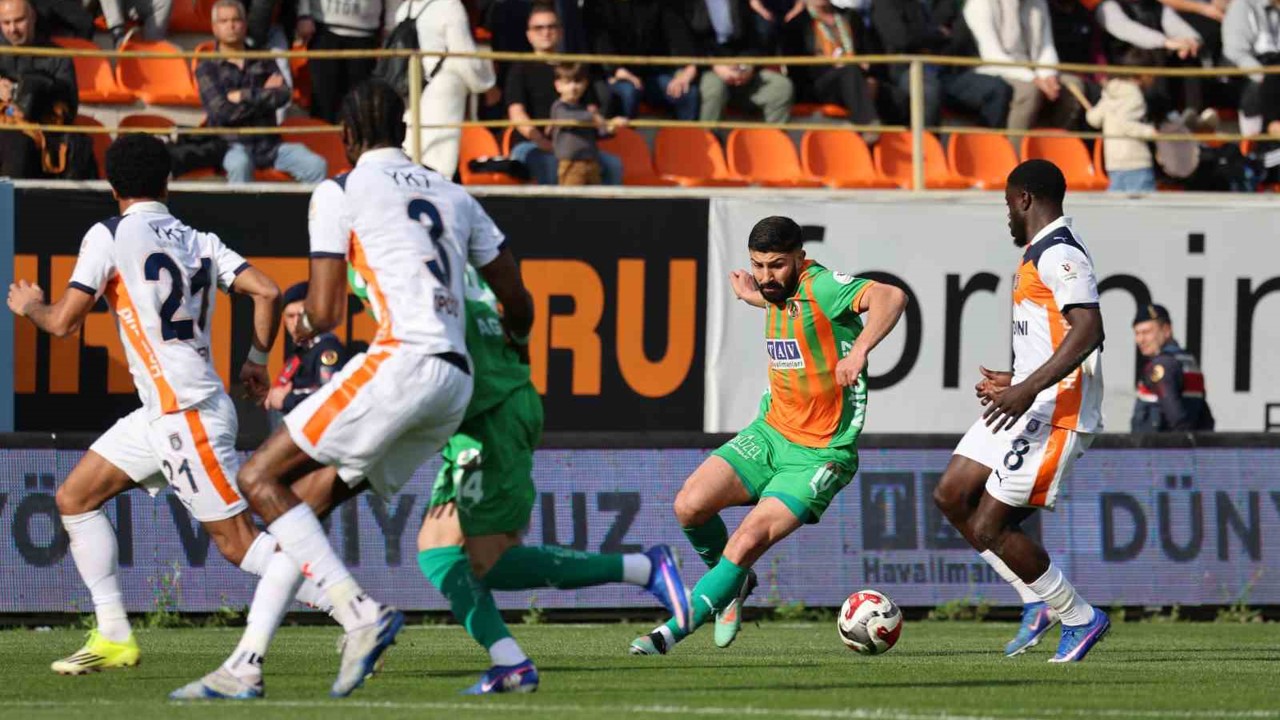 Trendyol Süper Lig: Corendon Alanyaspor: 0 - RAMS Başakşehir: 2 (İlk yarı)

