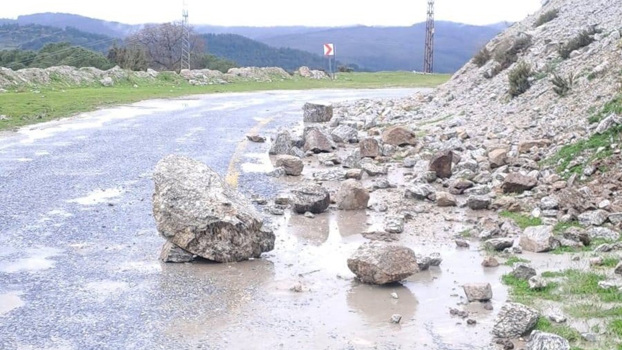 Yağış sonrası topraktan kaydı, kayalar yolu kapattı
