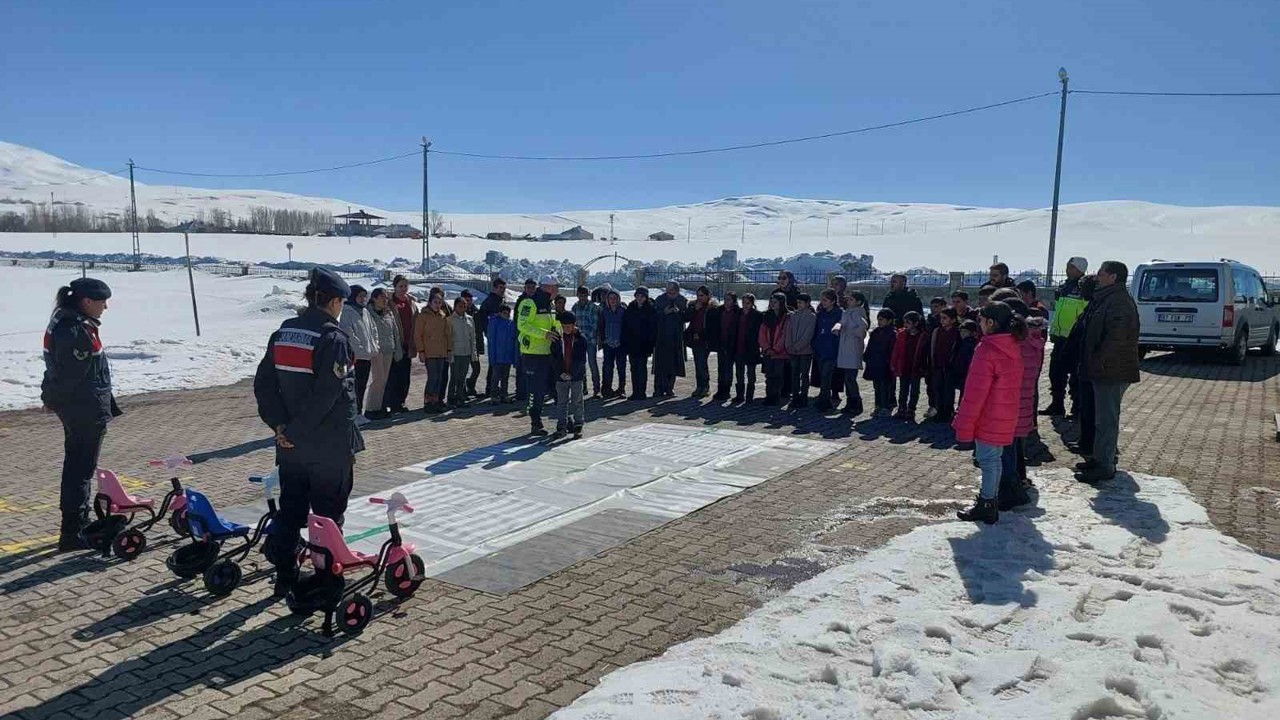Muş’ta öğrencilere jandarmadan trafik ve güvenlik eğitimi
