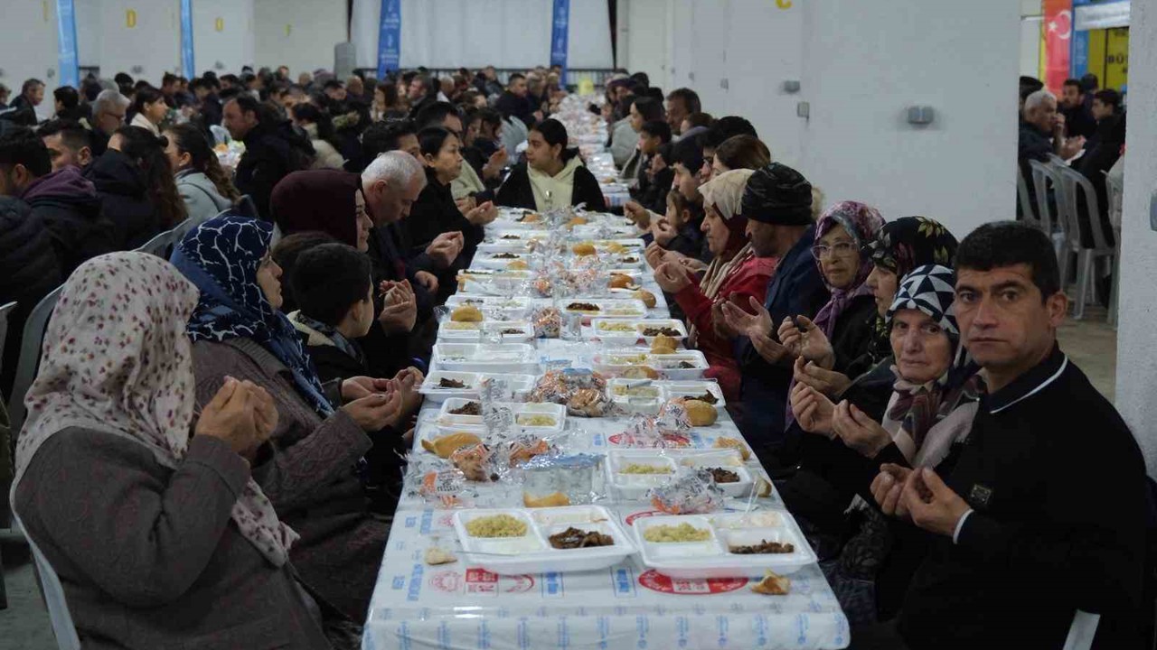 Büyükşehir’in iftar sofrasında oruçlar dualarla açıldı
