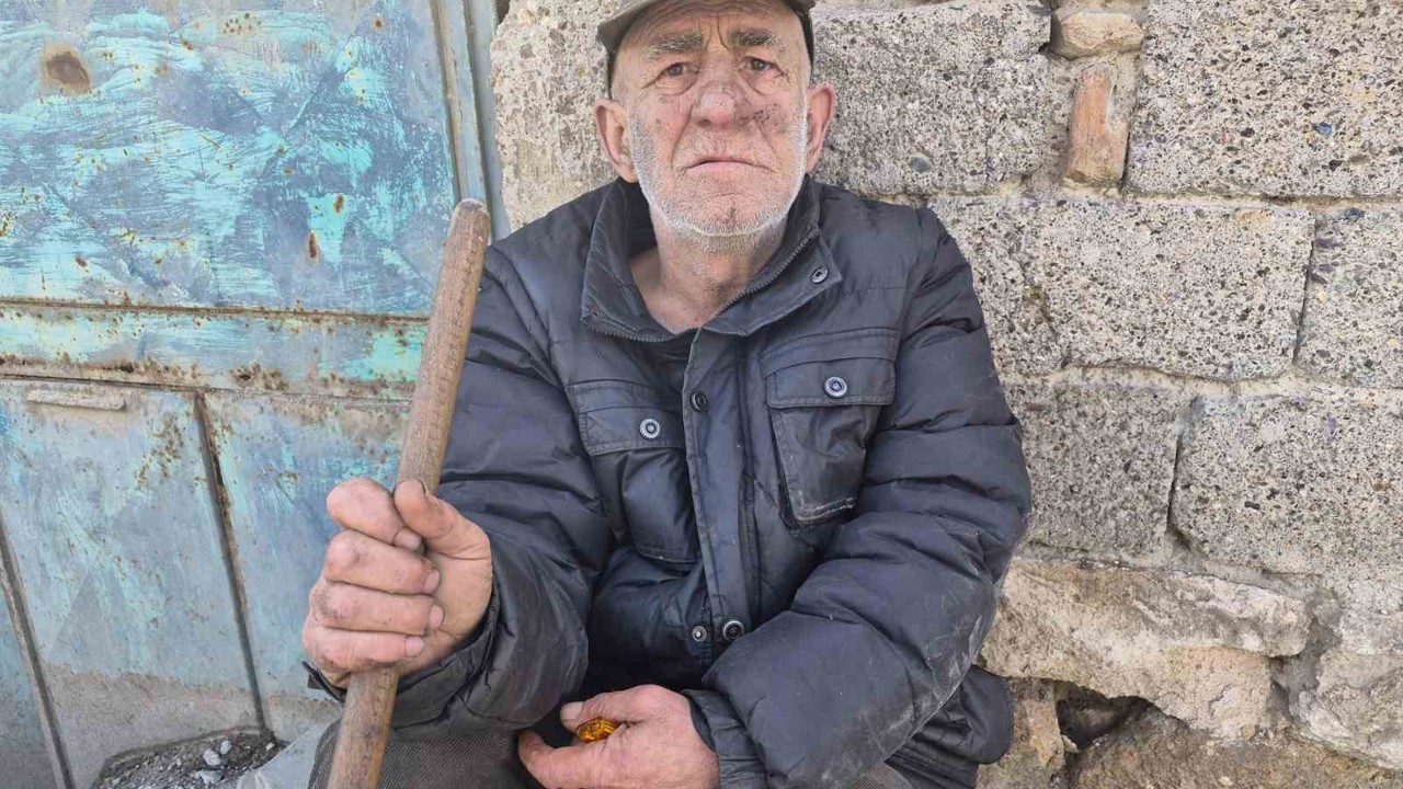 Metruk evde yalnız yaşayan yaşlı adam yaşam mücadelesi veriyor
