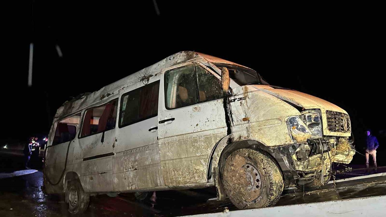 İşçi servisi şarampole devrildi: 17 yaralı
