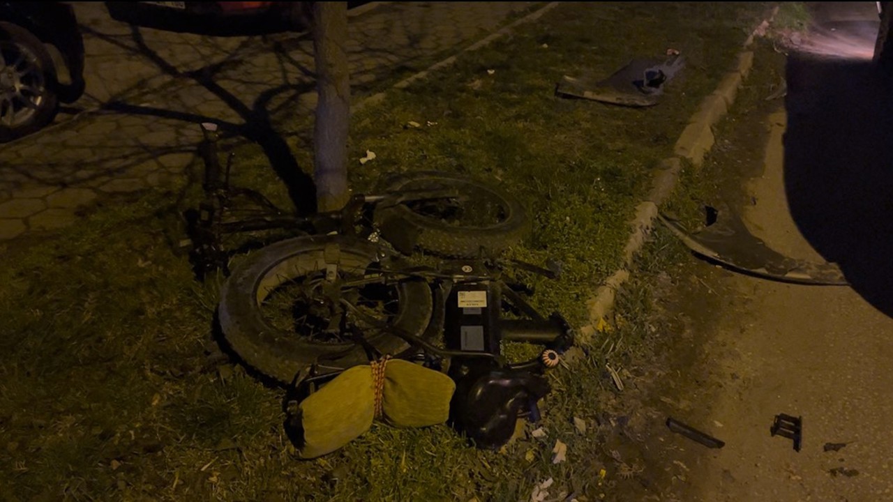 Çocuğun kullandığı otomobil bisiklete çarptı: 2 çocuk yaralandı
