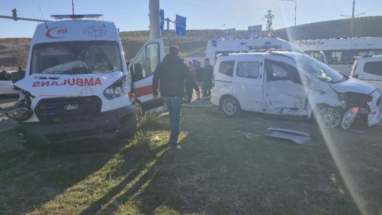 Bingöl’de ambulans ile hafif ticari araç çarpıştı: 5 yaralı
