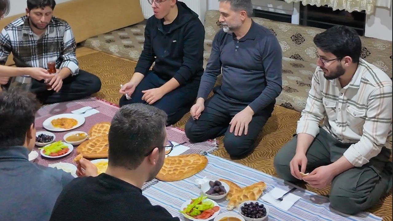 Sahur sofrasında öğrencileri yalnız bırakmadı
