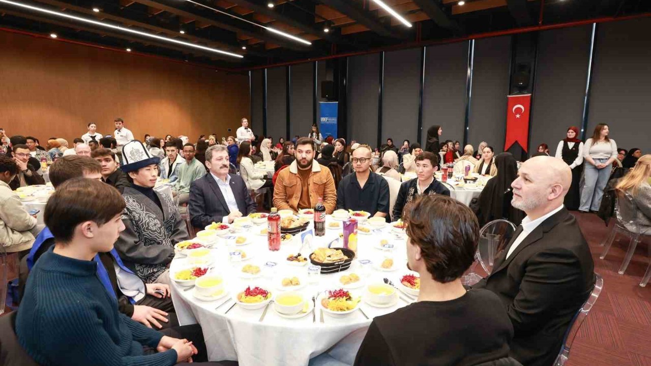 Bir sofra etrafında 100’den fazla ülke: Uluslararası öğrencilerle gönül köprüsü kuruldu
