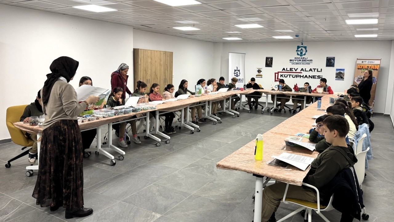 İlkokul öğrencileri elektronik atıklardan tablo yaptı
