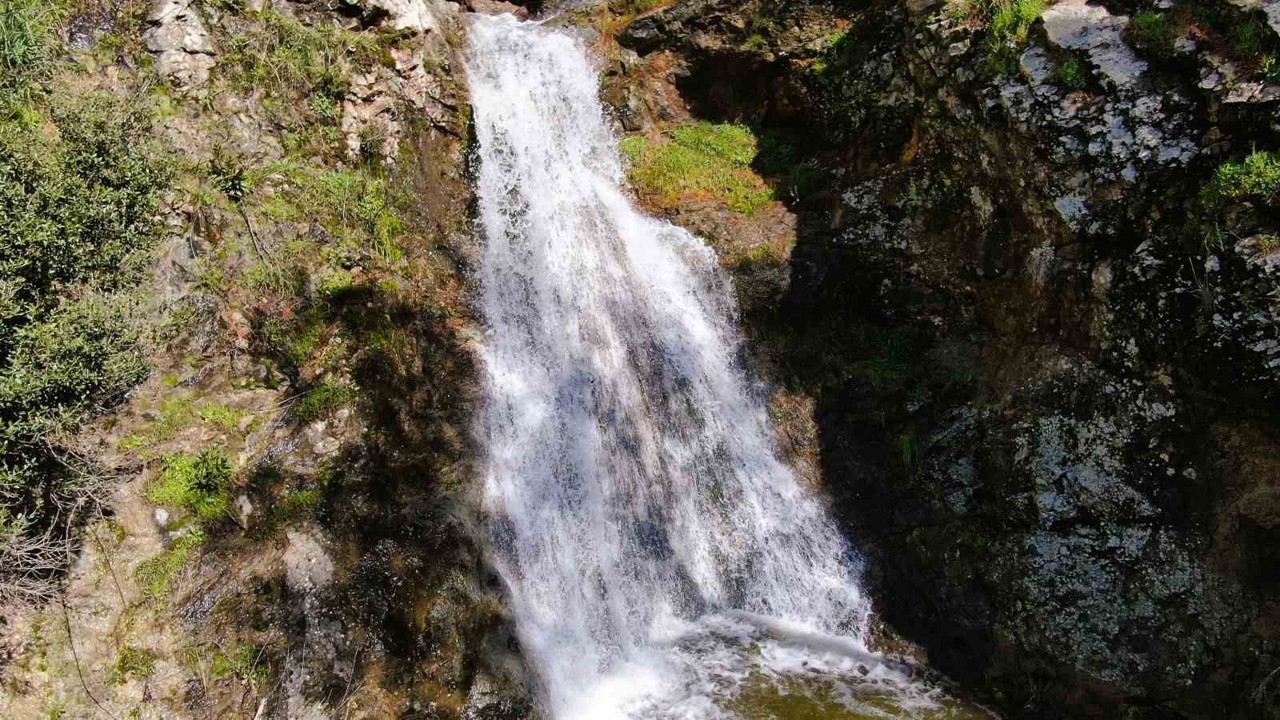 İzmir’de yağışların ardından Sancaklı Şelalesi coştu
