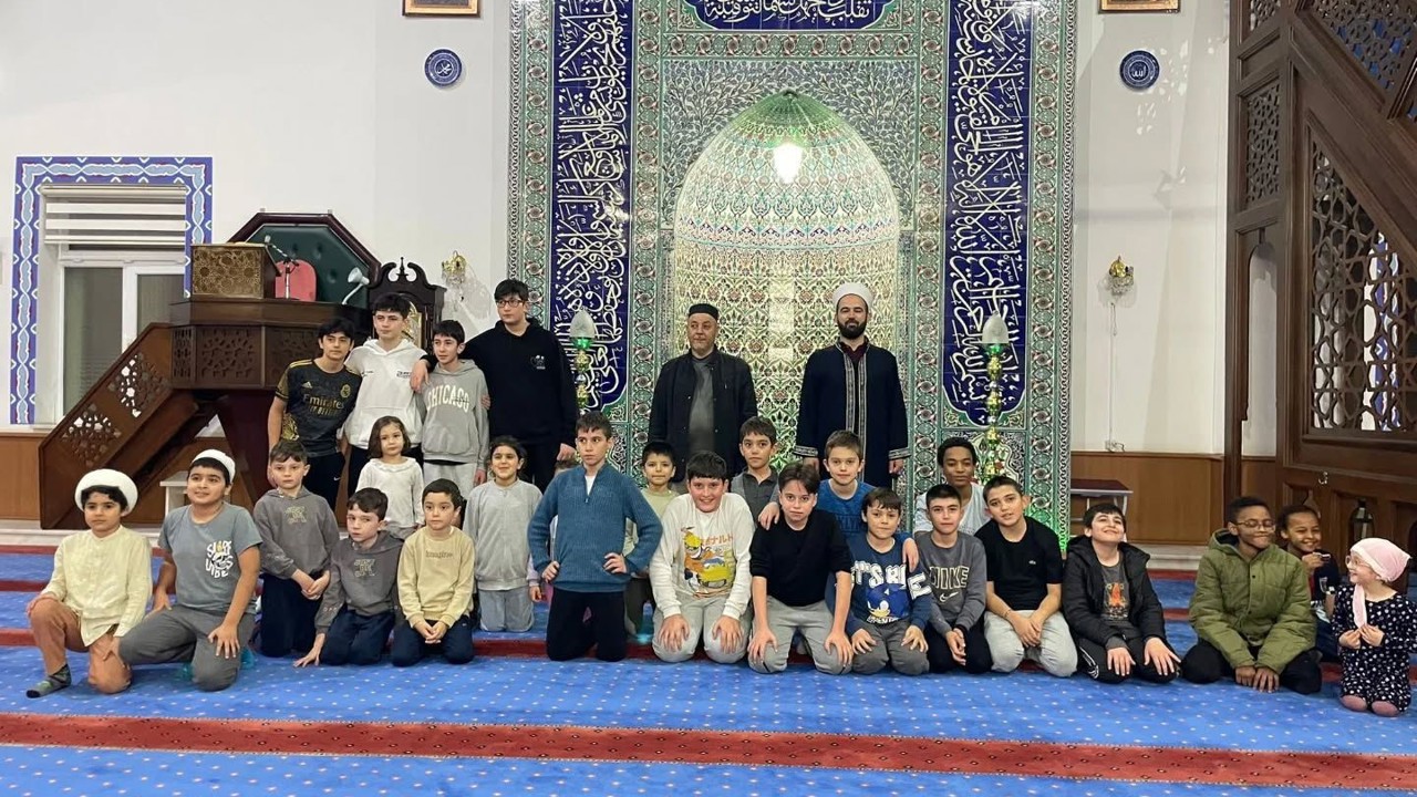 Minik kalpler camide buluştu: Tepebaşı’nda maneviyat ve oyun bir arada
