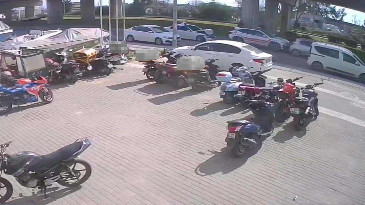 Yayalara yol veren otomobile motosikletle arkadan çarptı: 1 yaralı
