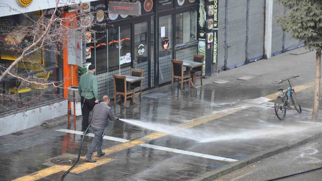 Kars’ta kaldırımlar tazyikli suyla yıkanıyor

