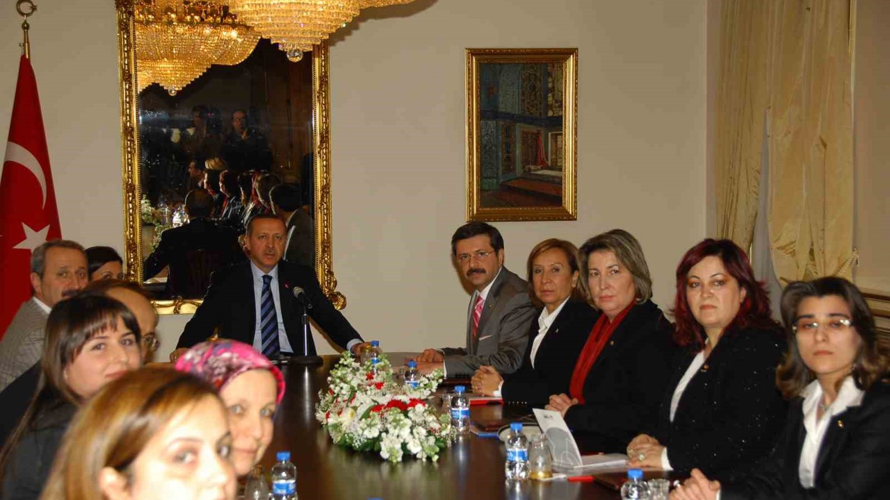 Memurluğu bıraktı, şimdi dünya markalarına gelinlik dikiyor
