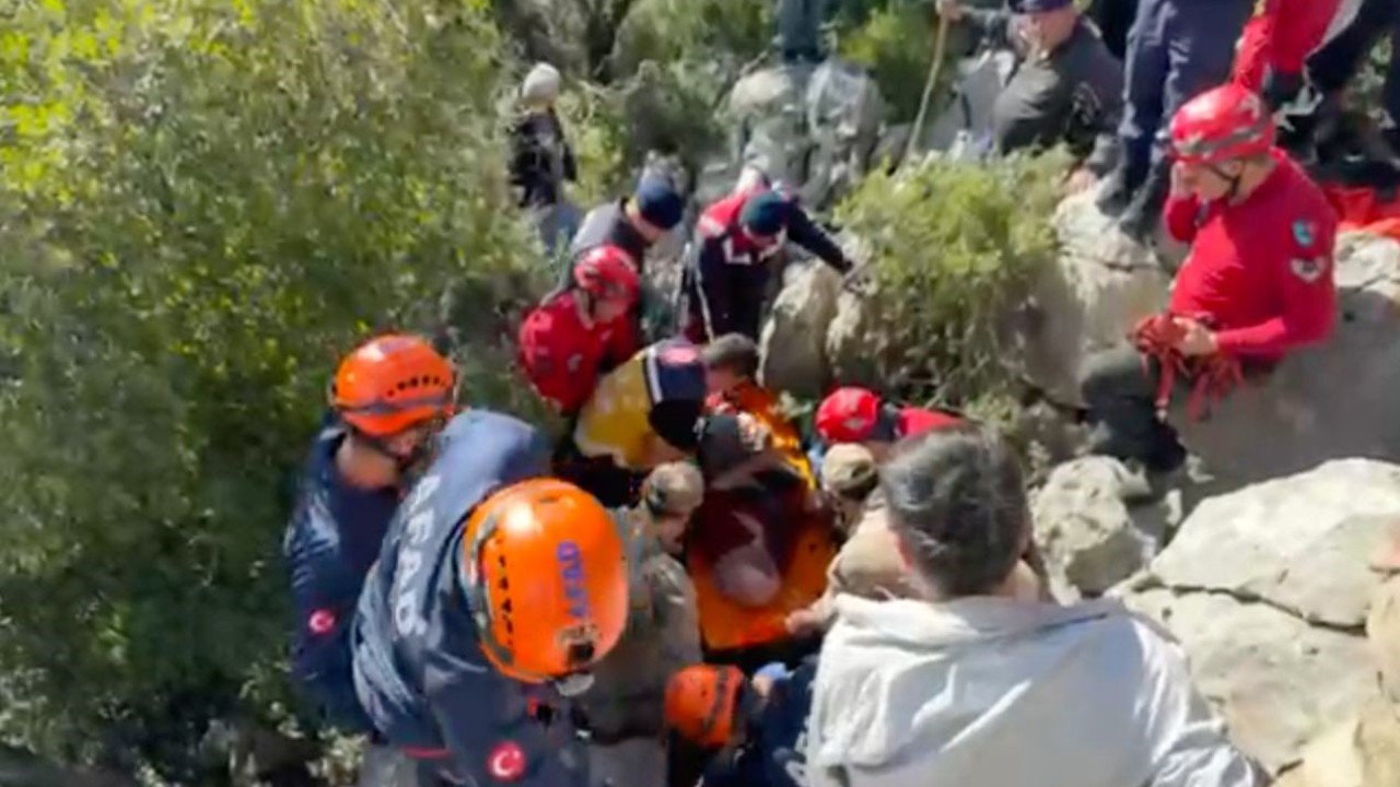 Koyunlarını otlatan yaşlı kadın düştüğü kayalıkların arasında 1 gün sonra bulundu
