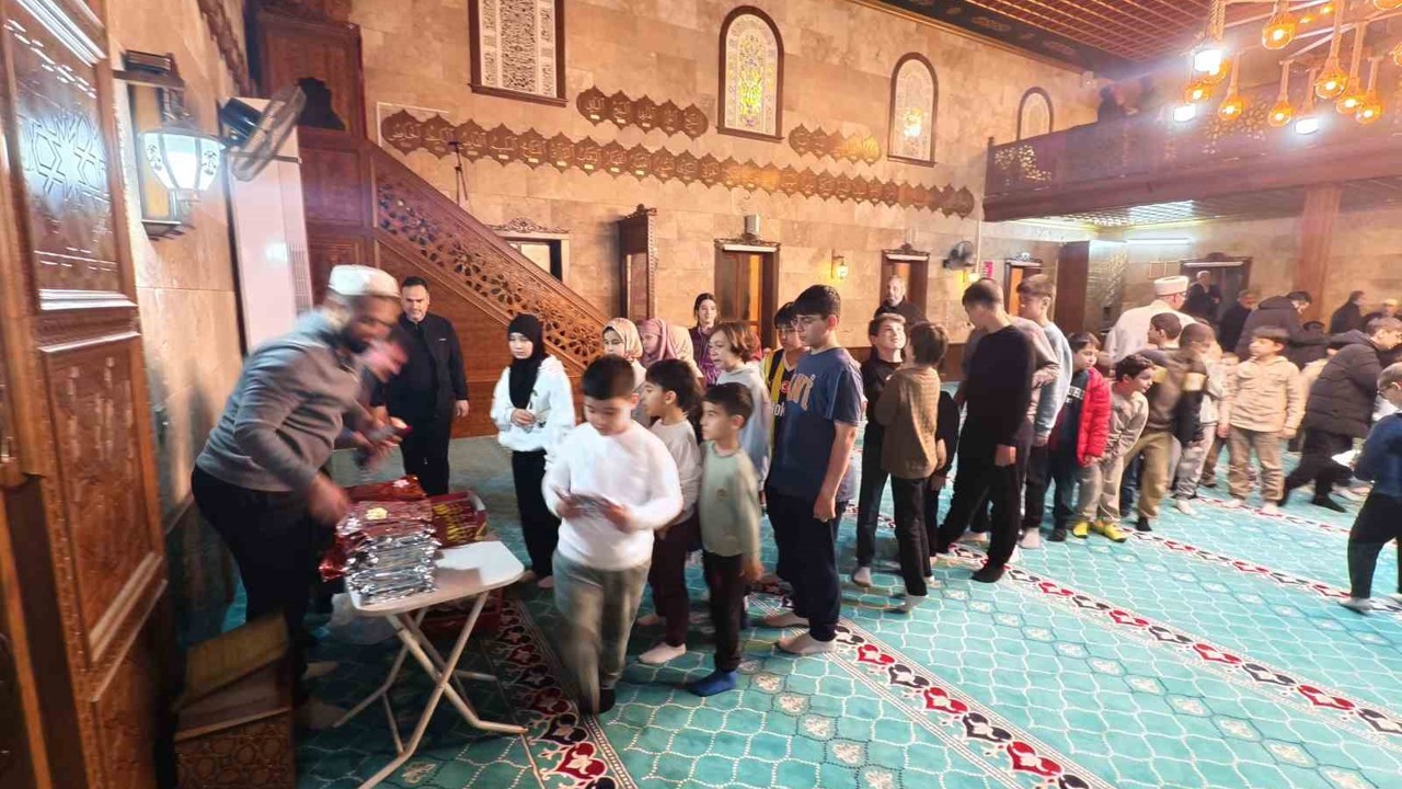 Manisa’da teravih sonrası çocuklara sürpriz
