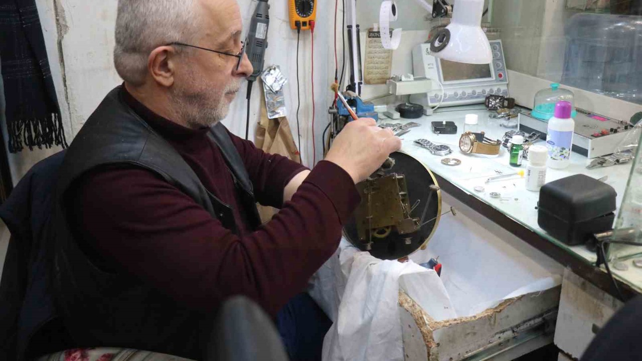 Saat sevdasından yurt dışı eğitimini bıraktı: Yıllardır zamana sevgiyle ayar veriyor
