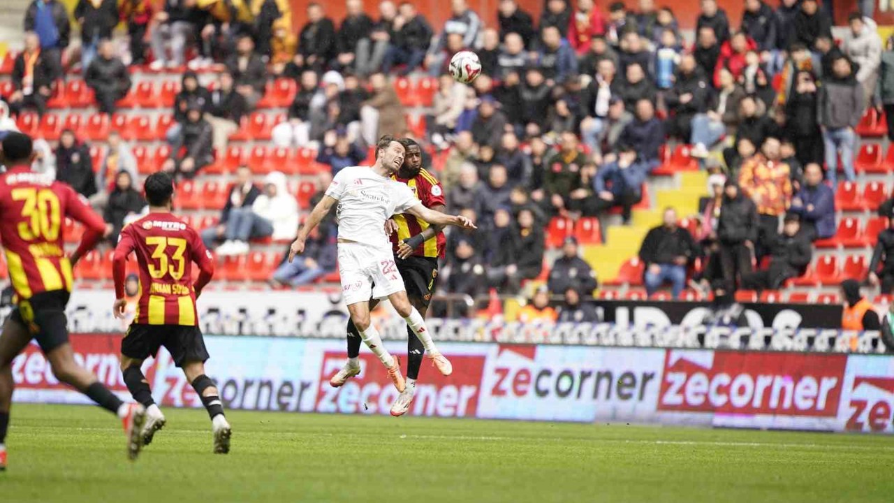 Trendyol Süper Lig: Kayserispor: 0 - Antalyaspor: 0 (İlk yarı)
