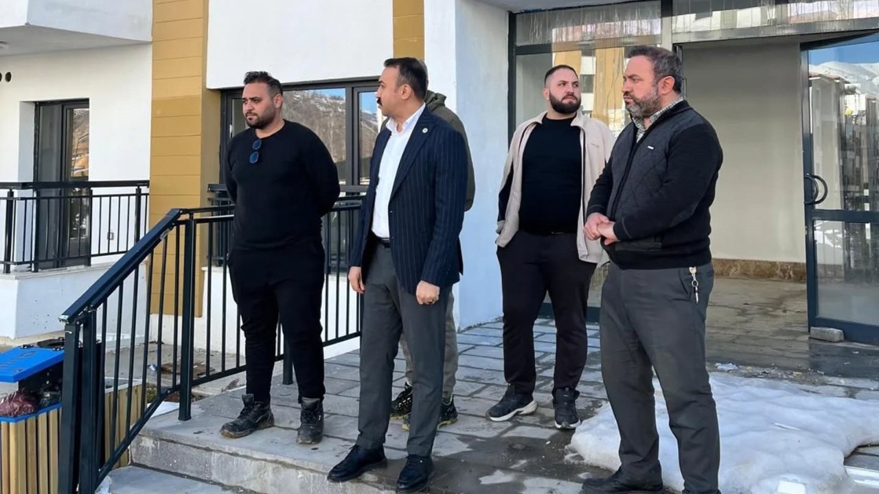 Kaymakam Pelvan deprem konutlarında incelemelerde bulundu
