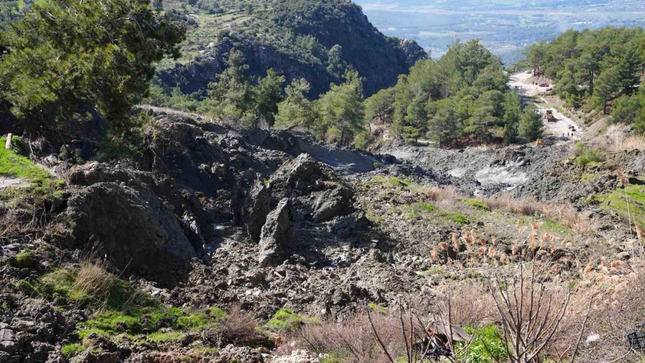 Seydikemer’de heyelan nedeniyle yol kapandı
